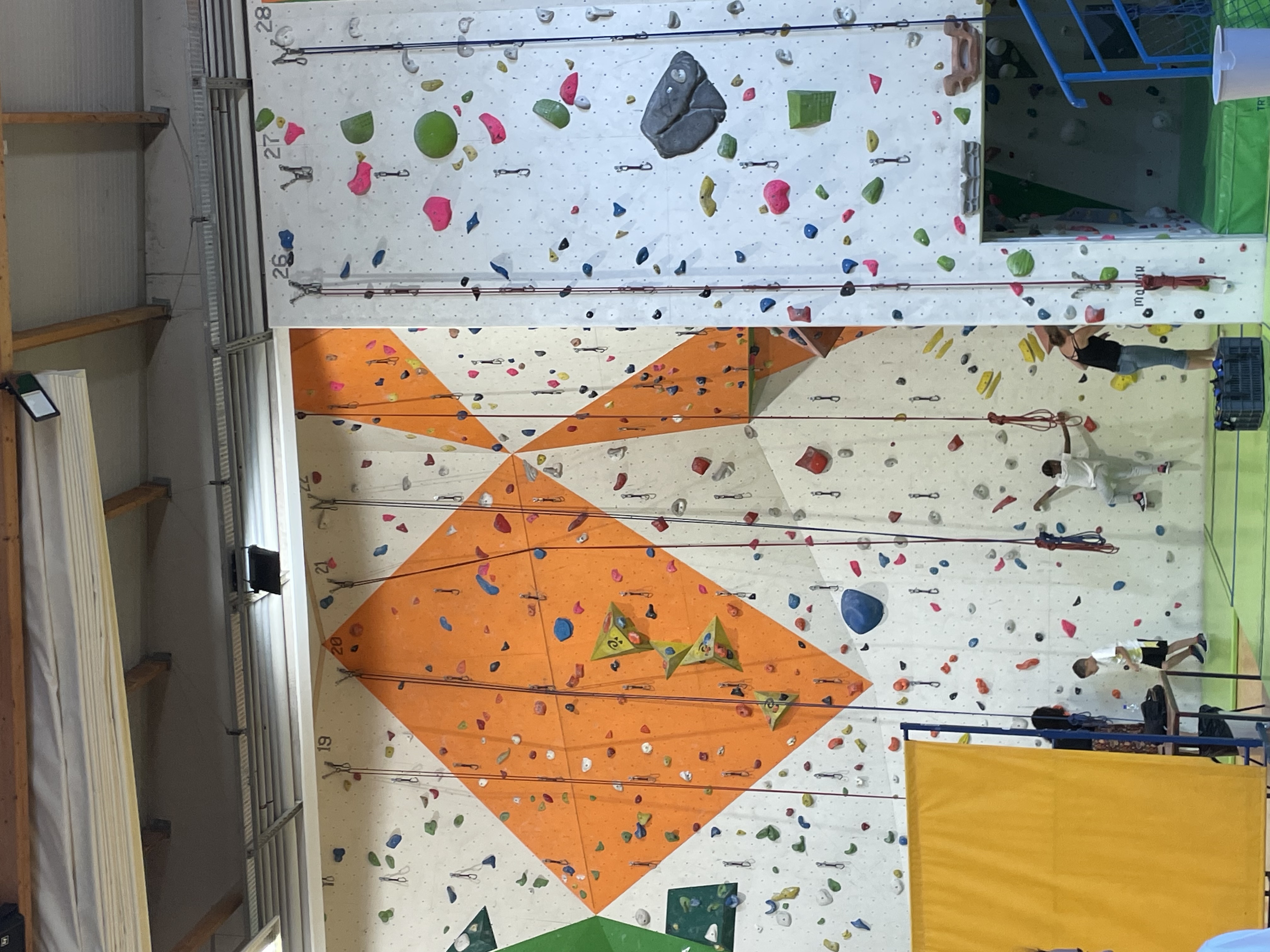 Kletterwand_Sporthalle_Bericht Montag 1.jpeg